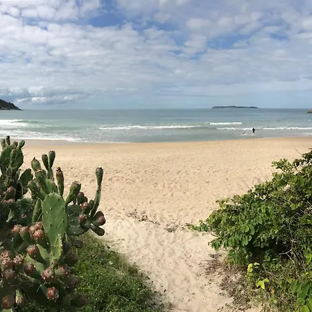 Praia De Quatro Ilhas A 50 Metros Do Mar Bombinhas Exterior photo